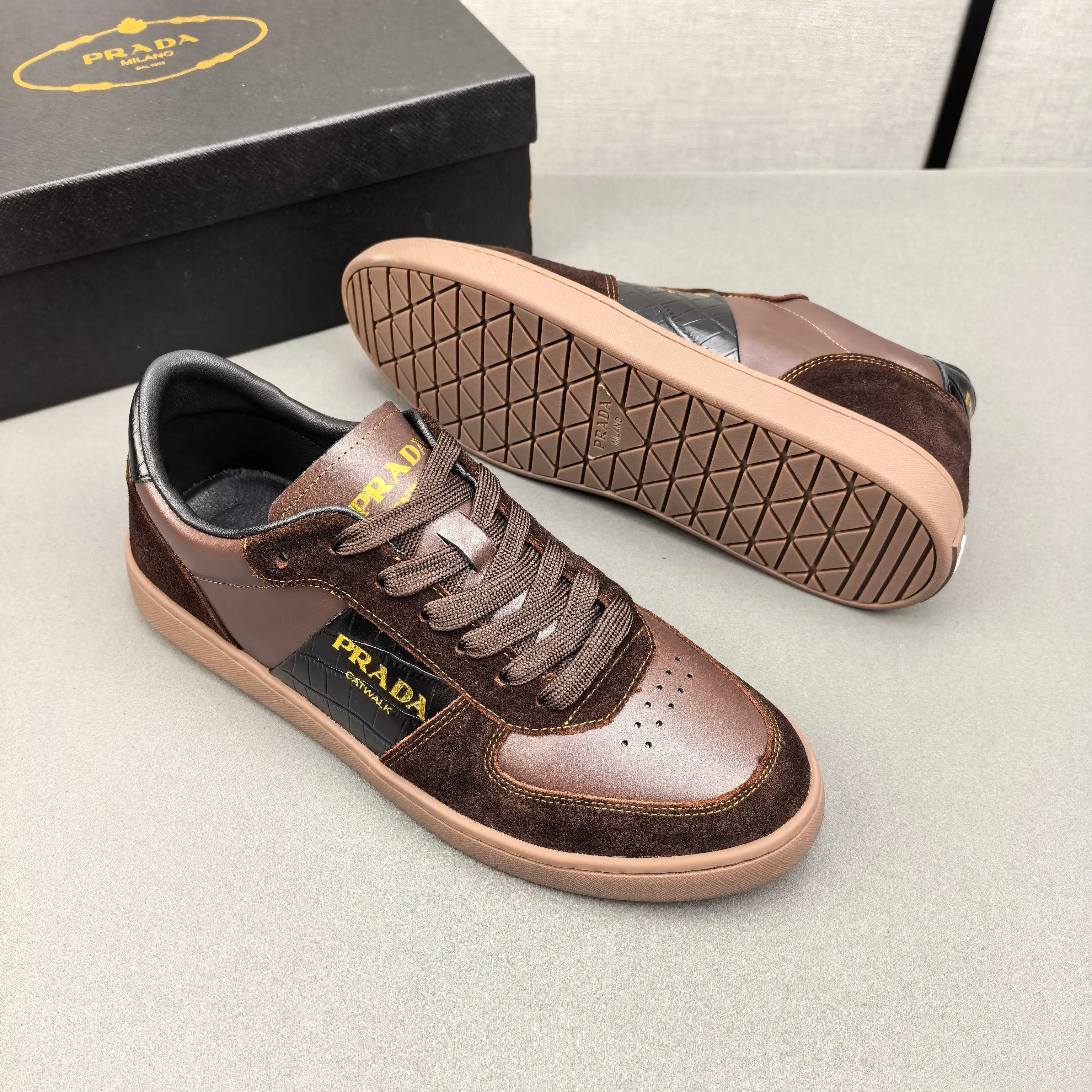 PP420❣️❣️❣️Prada set off the audience! Prada, an international brand that is constantly innovating, this men's casual shoe, the original version, made of cowhide leather at a ratio of one to one at the store, with leather feet and rubber non-slip outsole, breathable and comfortable, quality speaks for itself👄38-44